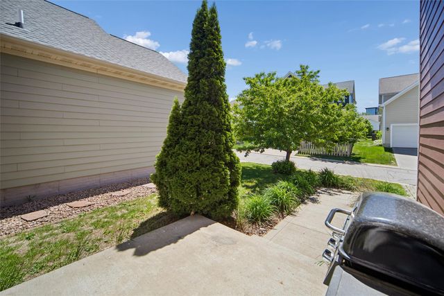 5547 Flagstone Way, West Des Moines, IA 50266