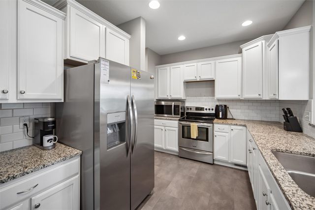 5547 Flagstone Way, West Des Moines, IA 50266
