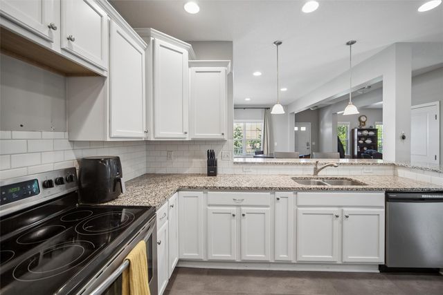 5547 Flagstone Way, West Des Moines, IA 50266