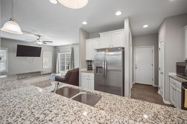 5547 Flagstone Way, West Des Moines, IA 50266