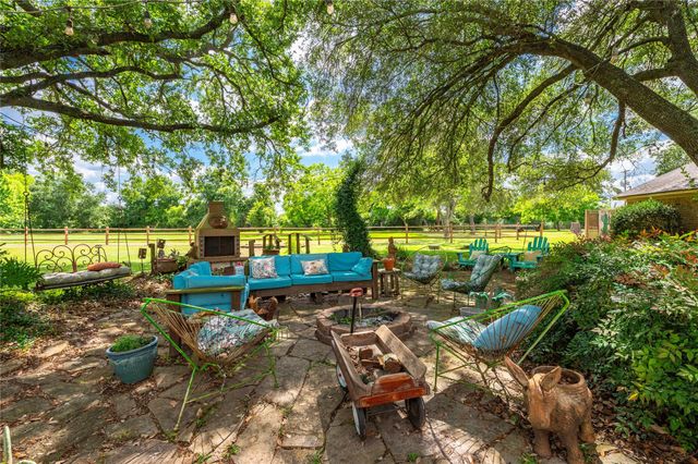 1046 Fm 517 Road, Alvin, TX 77511