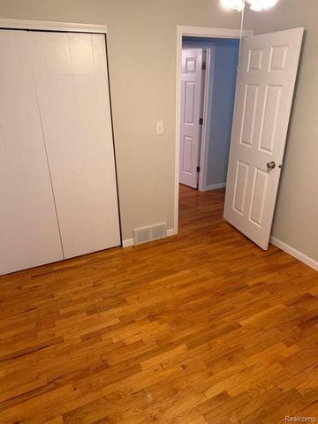 32852 Eiffel Avenue, Warren, MI 48088