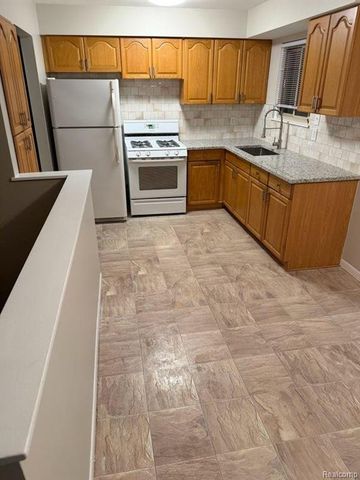 32852 Eiffel Avenue, Warren, MI 48088