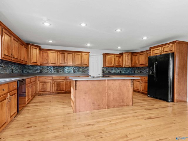 101 Berkshire Lane, Albertville, AL 35950