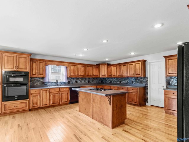 101 Berkshire Lane, Albertville, AL 35950