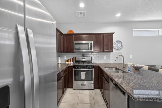 1641 Tierra Verde Loop NW, Los Lunas, NM 87031