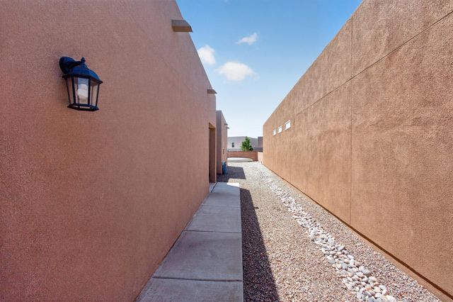 1641 Tierra Verde Loop NW, Los Lunas, NM 87031