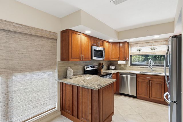 6750 Eastpointe Pines St Street, Palm Beach Gardens, FL 33418