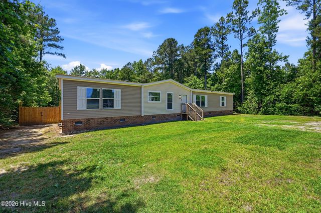214 Ola Belle Road, Burgaw, NC 28425