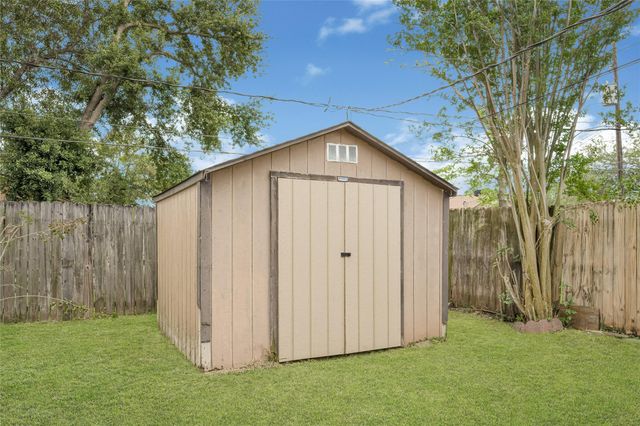 622 N 13th Street, La Porte, TX 77571