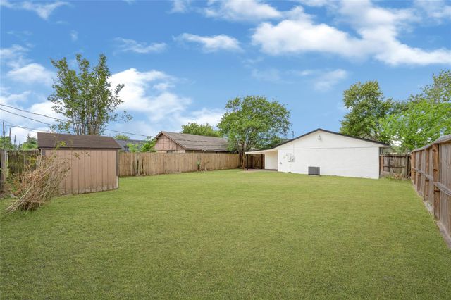 622 N 13th Street, La Porte, TX 77571