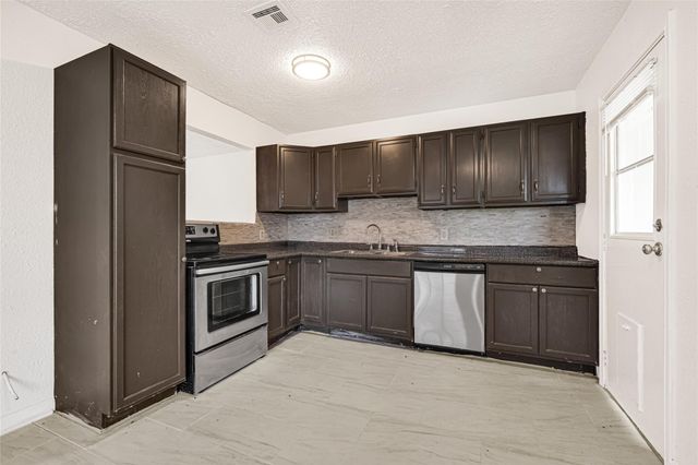 622 N 13th Street, La Porte, TX 77571