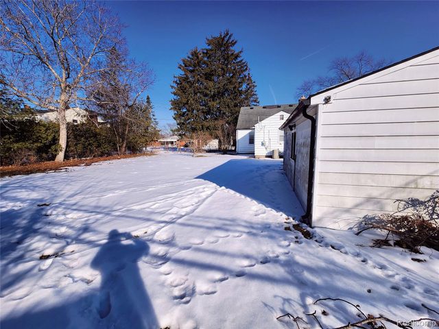 6147 Whitefield Street, Dearborn Heights, MI 48127