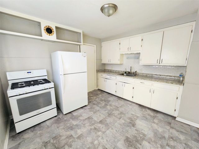 6147 Whitefield Street, Dearborn Heights, MI 48127