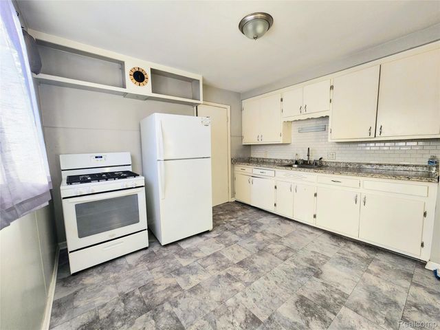 6147 Whitefield Street, Dearborn Heights, MI 48127