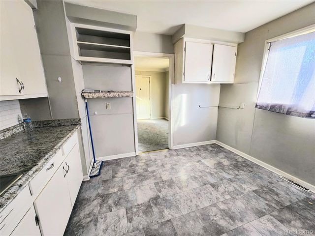 6147 Whitefield Street, Dearborn Heights, MI 48127