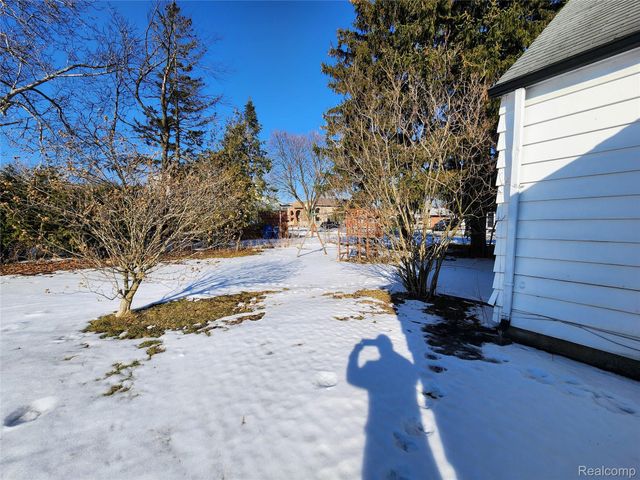 6147 Whitefield Street, Dearborn Heights, MI 48127