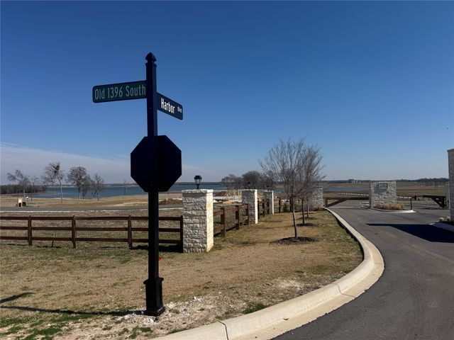 552 Lakeshore Lane, Windom, TX 75492