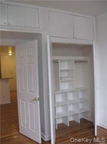 21-07 38th Street 1R, Astoria, NY 11105