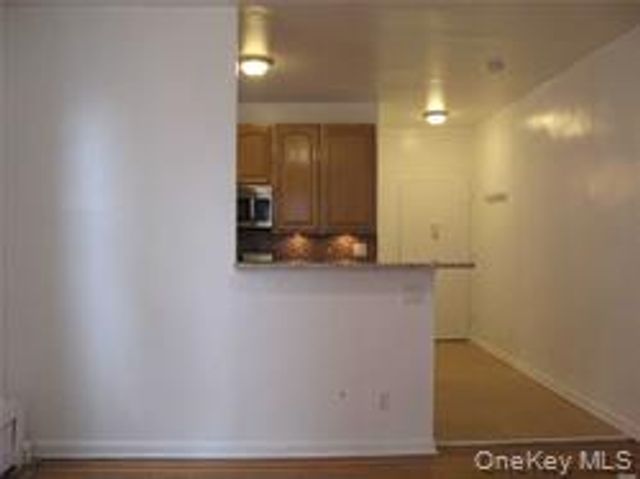 21-07 38th Street 1R, Astoria, NY 11105