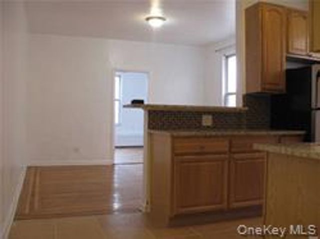 21-07 38th Street 1R, Astoria, NY 11105