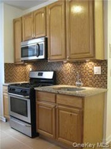 21-07 38th Street 1R, Astoria, NY 11105