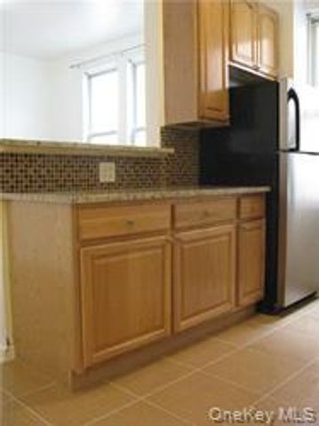 21-07 38th Street 1R, Astoria, NY 11105