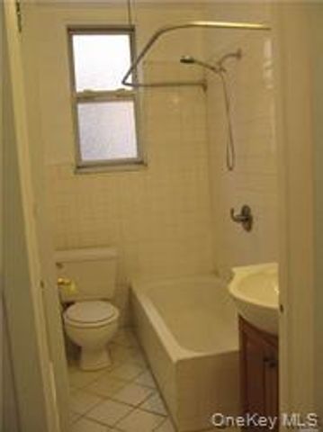 21-07 38th Street 1R, Astoria, NY 11105