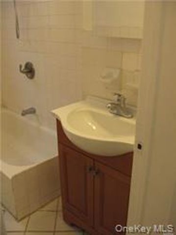 21-07 38th Street 1R, Astoria, NY 11105