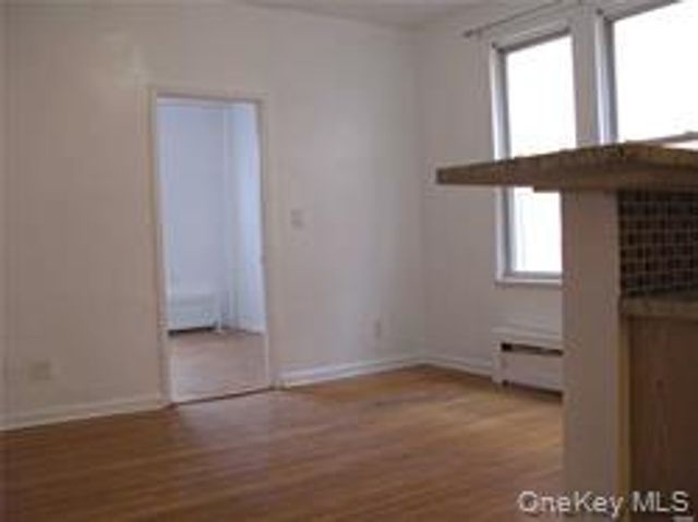 21-07 38th Street 1R, Astoria, NY 11105