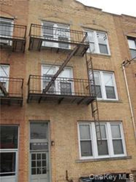 21-07 38th Street 1R, Astoria, NY 11105