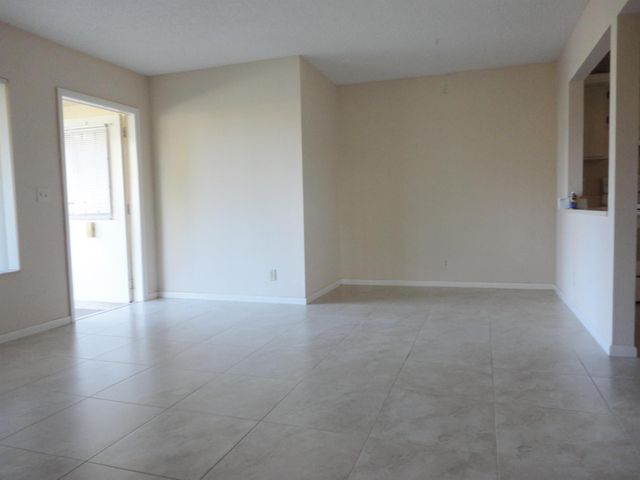 322 Knotty Pine Circle D-1, Greenacres, FL 33463