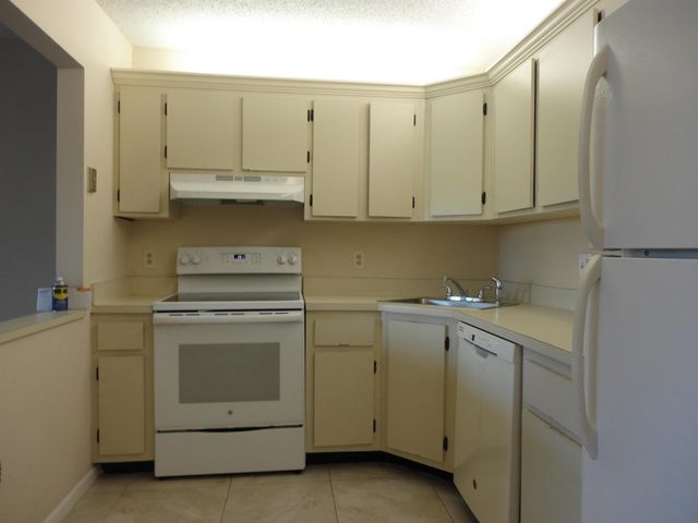 322 Knotty Pine Circle D-1, Greenacres, FL 33463