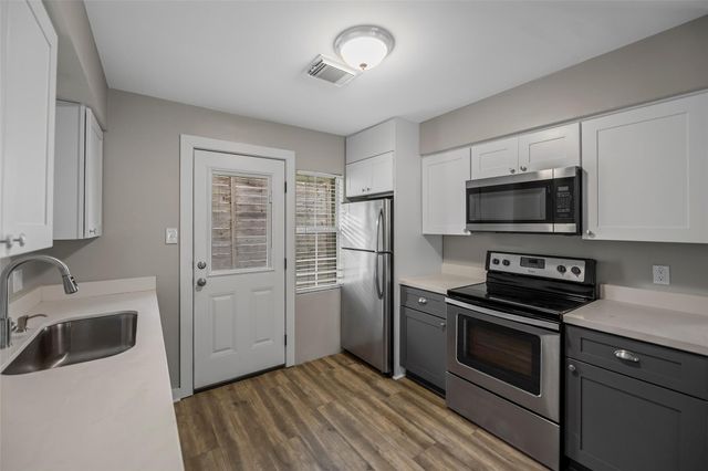 6918 Irvington Boulevard A, Houston, TX 77022