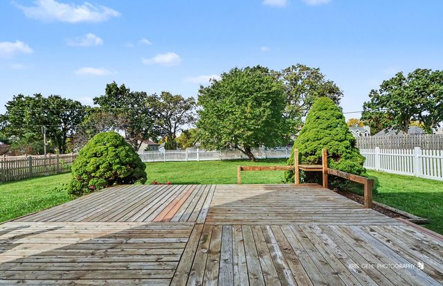 738 Monroe Drive, Lindenhurst, IL 60046