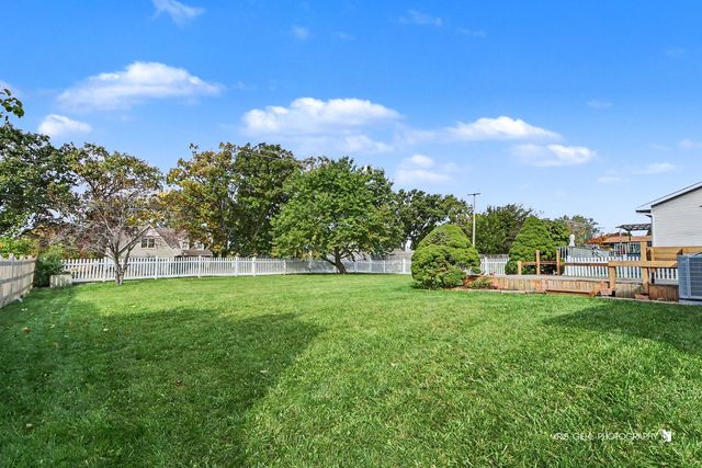 738 Monroe Drive, Lindenhurst, IL 60046