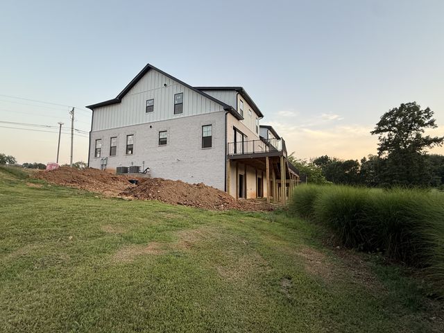 111 Fairway Dr, Clarksville, TN 37043