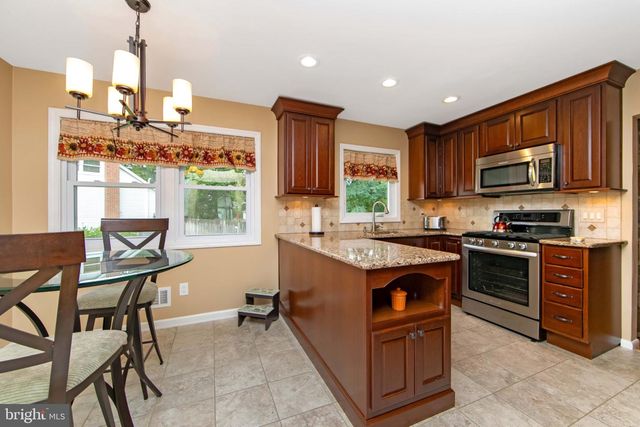 43 EDGEWOOD DR, Cherry Hill, NJ 08003