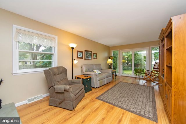 43 EDGEWOOD DR, Cherry Hill, NJ 08003