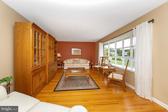 43 EDGEWOOD DR, Cherry Hill, NJ 08003