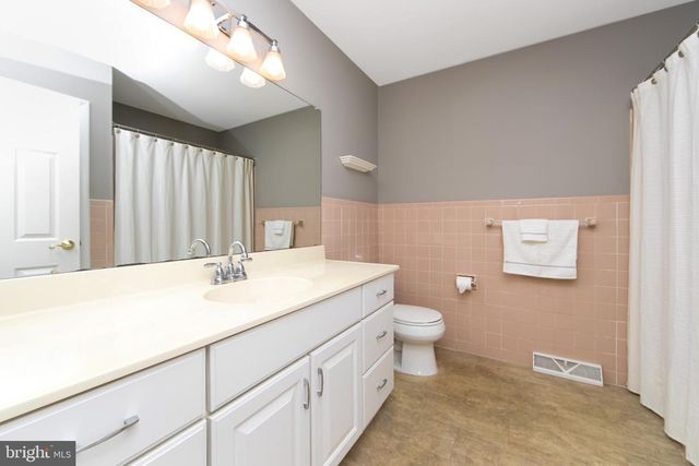 43 EDGEWOOD DR, Cherry Hill, NJ 08003