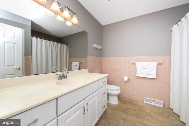 43 EDGEWOOD DR, Cherry Hill, NJ 08003