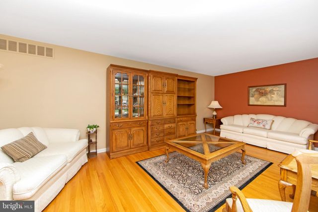 43 EDGEWOOD DR, Cherry Hill, NJ 08003