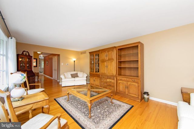 43 EDGEWOOD DR, Cherry Hill, NJ 08003