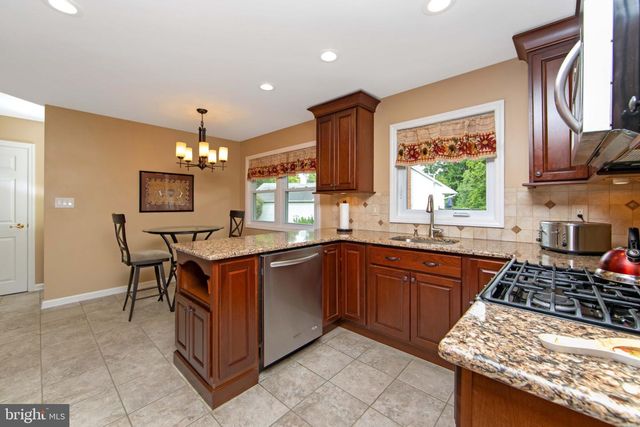43 EDGEWOOD DR, Cherry Hill, NJ 08003
