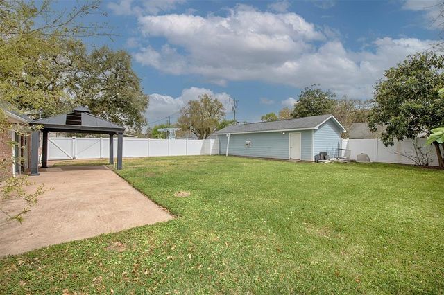 1523 19th Avenue N, Texas City, TX 77590