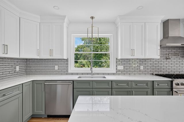 44 Slade St, Dartmouth, MA 02747
