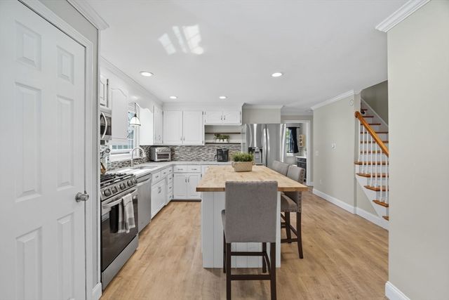 5 Old Carriage Dr, Wilbraham, MA 01095