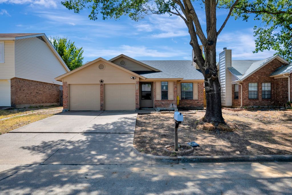 4210 Meadow Park Drive, Arlington, TX 76017 — exterior
