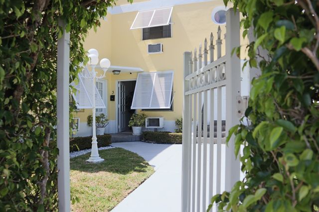 172 N COUNTY Road 2, Palm Beach, FL 33480